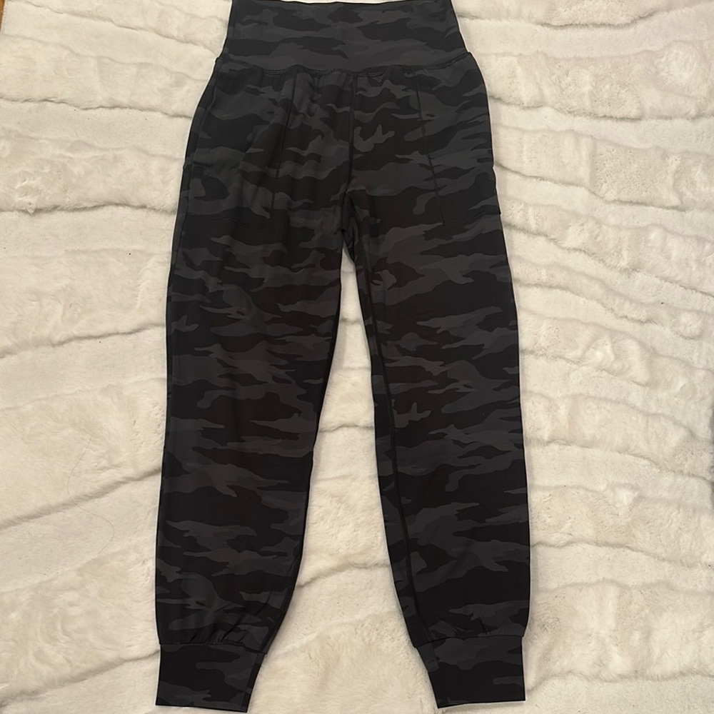 🌟 Athleta Salutation Jogger Black Camo Pants 🖤🩶 XS Petite